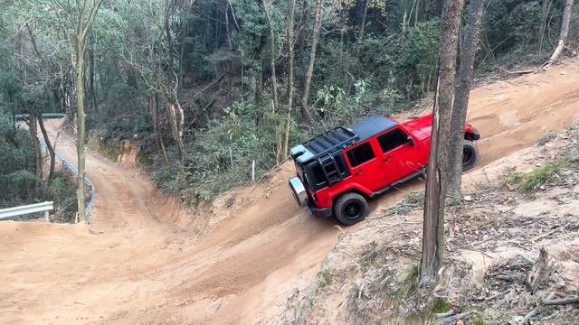 越野隊長看完路表示太難了，JEEP牧馬人的牌照撞掉了，你們覺得有難度嗎？#jeep#牧馬人#越野#car смотреть онлайн