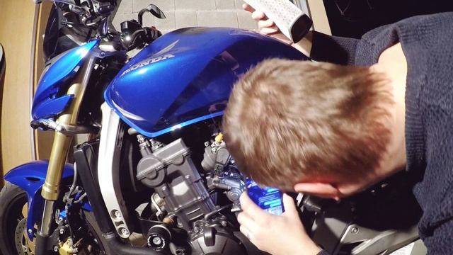 Honda Hornet 600 Air Filter Change смотреть онлайн