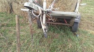 как погрузить рулон соломы одному в прицеп