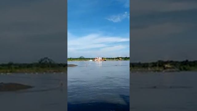 Амфибийный земснаряд производит дноуглубительные работы с помощью насоса DRAGFLOW