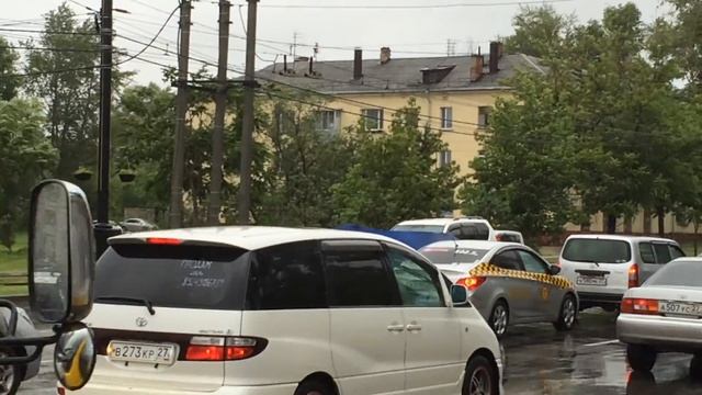 Циклон в Хабаровске. Сорвало крышу с остановки. смотреть онлайн