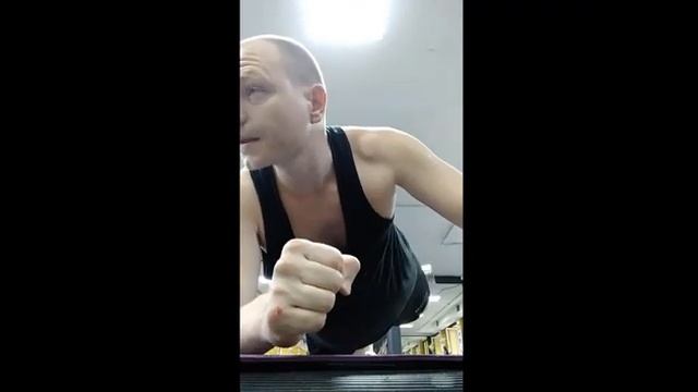 Махи ноги с гантелей. Фитнес. Силовой тренинг. Упражнение с гантелями. Развитие силы и выносливости смотреть онлайн