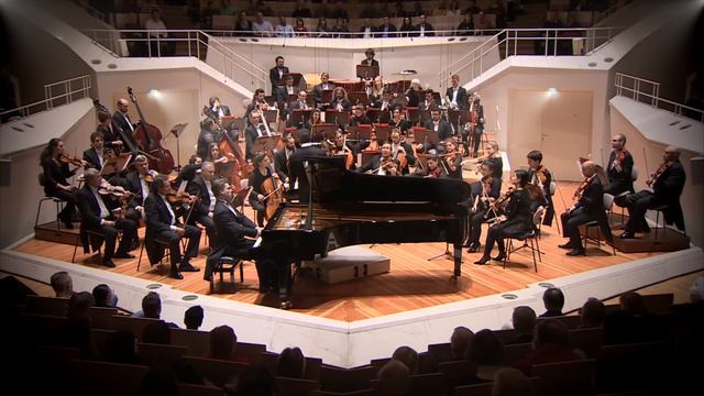 Beethoven - Moonlight Sonata - Berliner Philharmonie | Piano & Orchestra смотреть онлайн