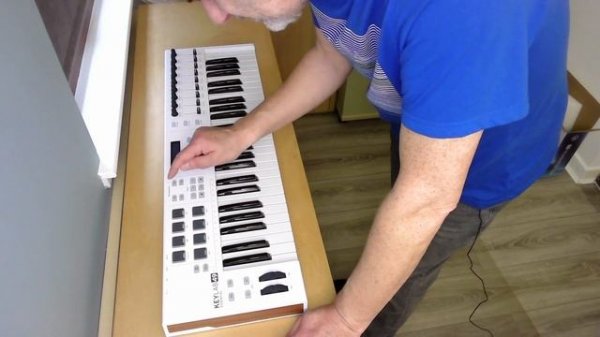 ARTURIA Keylab Essential 49 - Unboxing + Software Set-up