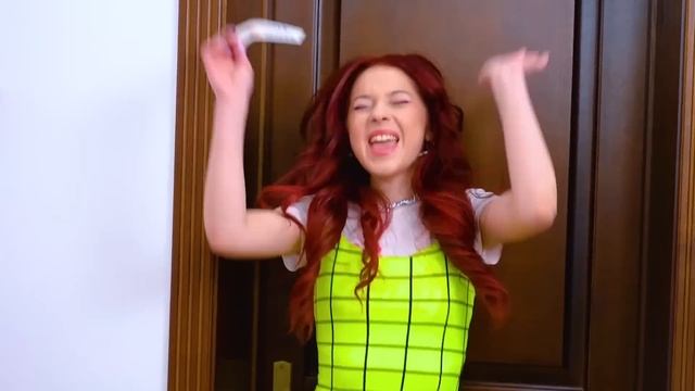 Богатая Непопулярная VS Бедная Популярная Чирлидерша || Везучая VS Невезучая смотреть онлайн