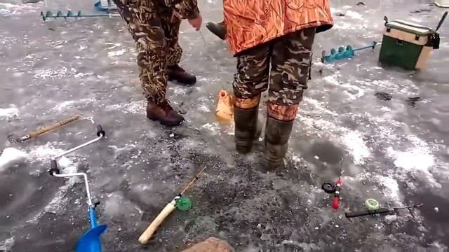 Зимняя рыбалка, сазан по первому льду.Вот так повезло, хороший улов! смотреть онлайн