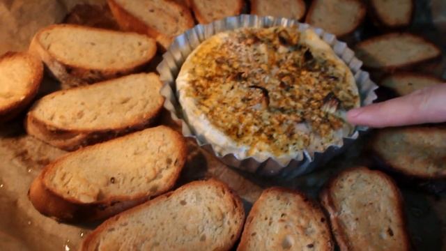 Сыр Камамбер / Камамбер в духовке с гренками рецепт смотреть онлайн