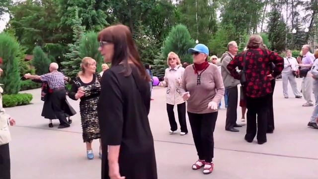 ШЛЁПАЛИ ШЛЁПКИ, МОИ ПЯТКИ! ТАНЦЫ ХАРЬКОВ УКРАИНА СЧАСТЛИВЫЕ ДНИ смотреть онлайн