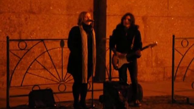 Девушка поёт под гитару в Санкт-Петербурге.