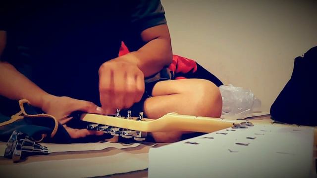 Fender Locking Tuner Installation смотреть онлайн