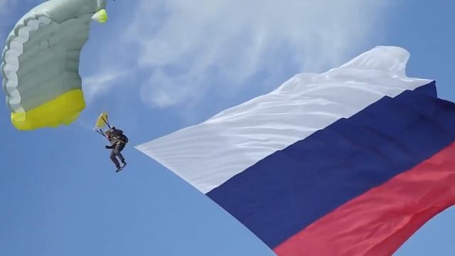Парашютисты с огромным флагом в Бердске смотреть онлайн