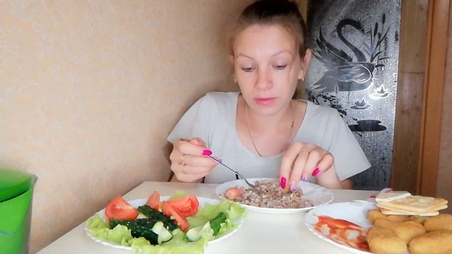 МУКБАНГ //гречка //сосиска// наггетсы /овощи//БОЛТАЛКА/