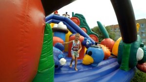 ヅ Большой батут энгри бёрдз (͡๏̯͡๏) !  Ярик прыгает на огромном батуте Angry Birds