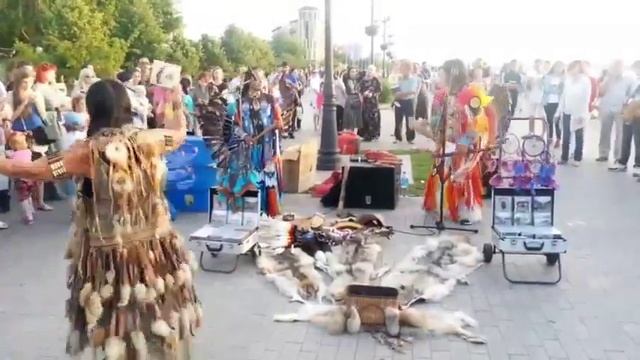 Индейцы из Эквадора играют на Набережной Волги. Астрахань смотреть онлайн