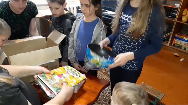 Влог / Прийшла посилка /Подарунок Ростіку від бабушки / Продукти і ціни / Шумная семейка смотреть онлайн