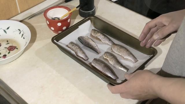 Мелкая плотва запечённая в духовке. Пальчики оближешь. смотреть онлайн