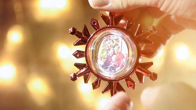 Снежинка с красной окантовкой с фотографией. Диаметр 9,1 см. смотреть онлайн