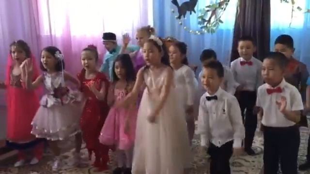 Поем на английском языке. Выпускной в Всезнайке. смотреть онлайн