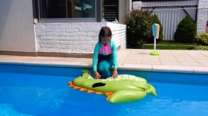 НАСТОЯЩАЯ РУСАЛКА в нашем Бассейне? Все приходят неё посмотреть и сфотографировать!