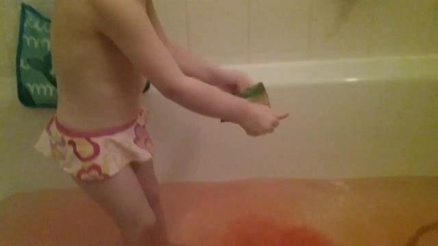 Уля купается с ВУЛКАНом ЛАВА РИСУЕМ мылом ОТПЕЧАТКИ ШЕДЕВР :) смотреть онлайн