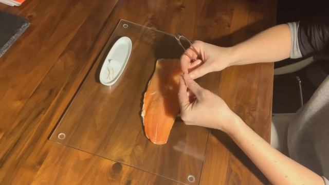 КАК СНЯТЬ КОЖУ И ИЗВЛЕЧЬ КОСТИ ИЗ РЫБЫ смотреть онлайн