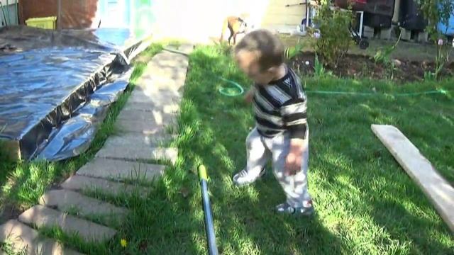 Саша готовится копать огород. смотреть онлайн