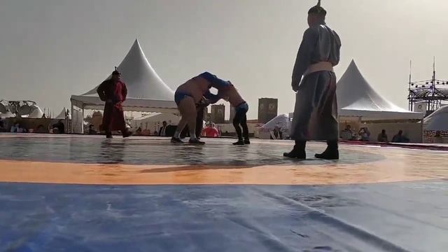 Огромный гигант американец против бурята по монгольской борьбе смотреть онлайн