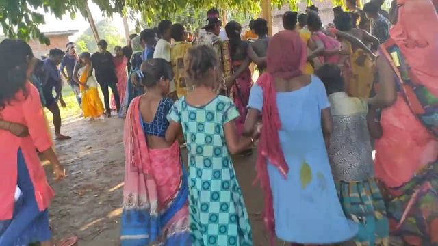 Suaa git me mere dost log cuchh alag hi stayl me nach rhe hain full masti yar? смотреть онлайн