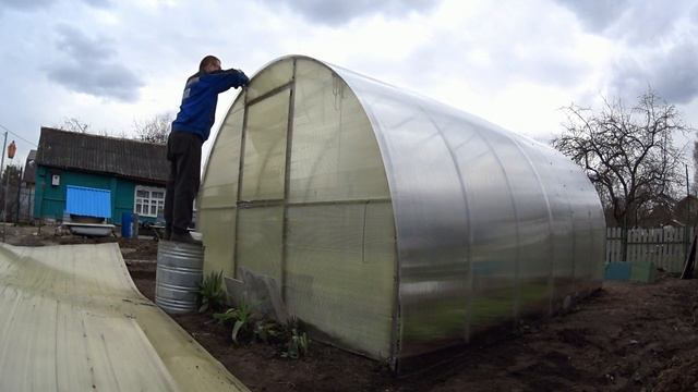 Замена поликарбоната на теплице / Параллельно строим навес для машины смотреть онлайн