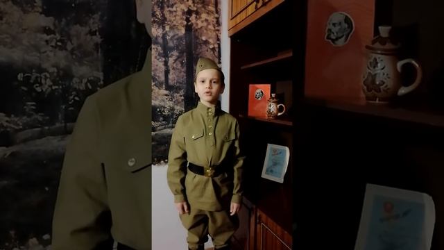 Артём Коломенцев читает стих Нади Даниловой "Солдату Второй Мировой" смотреть онлайн