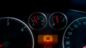 прыгает стрелка топлива