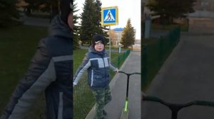 Обучение прыжку на самокате( на бордюр ).