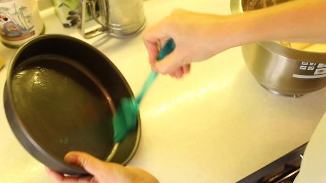 Очень вкусный бисквитный трехэтажный торт со сметанным кремом на день рождения. смотреть онлайн