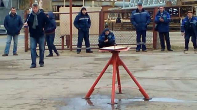 Экскаватор закрывает коробок спичек смотреть онлайн