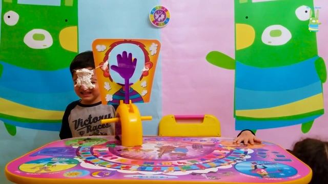 Лейла и Эмин играют в игру 