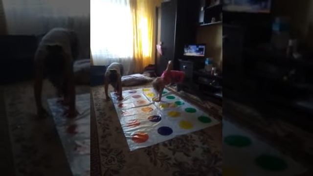 играем в твистер смотреть онлайн