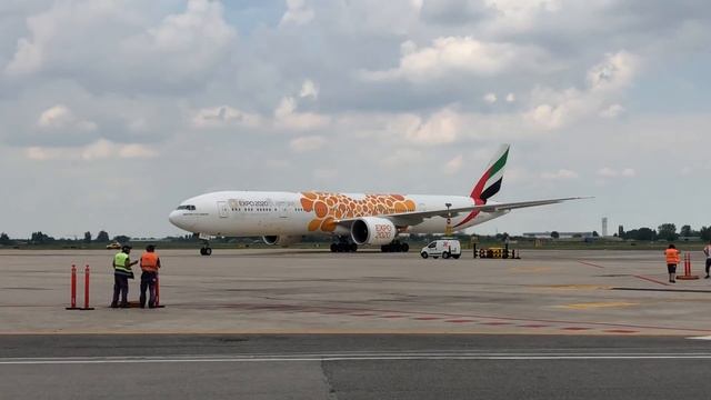 Lamborghini Huracan RWD “Follow me car” aeroporto di Bologna смотреть онлайн