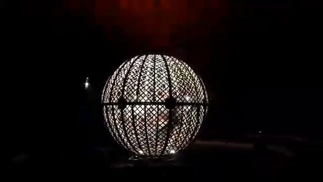 Это стоит видит мото акробатика в шаре. смотреть онлайн
