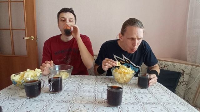 Заруба мощная. Съели много чипсов и выпили 2 литра колы за раз. Поедание еды на скорость ?