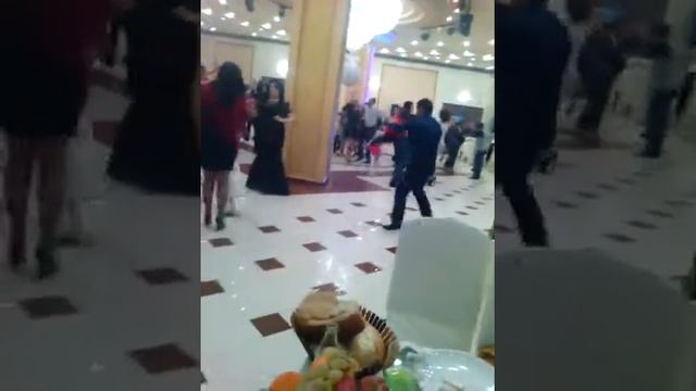 На свадьбе отец с сыном смотреть онлайн