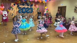 Стиляжный танец девчонок на выпускной в детском саду