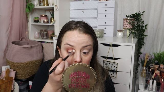 I Heart Revolution Rosé / Rose Fizz Chocolate Eyeshadow Palette & Face Palette | Review & Swatches смотреть онлайн