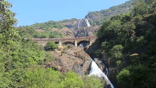 Гоа.Поезд сквозь водопад Дудхсагар (Dudhsagar falls) смотреть онлайн