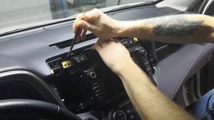 Как снять/демонтировать магнитолу Toyota RAV4 (XA40)