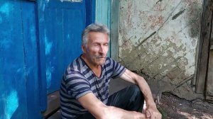 Владимир копает картошку.