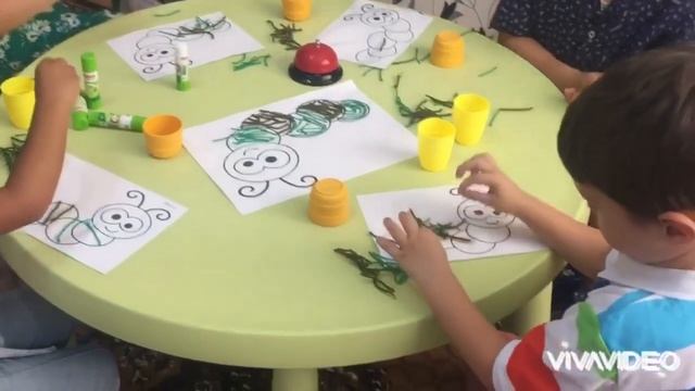 Творчество. Аппликация из ниток "Гусеница". Завершение темы "Насекомые". Групповой урок 3-4 года смотреть онлайн