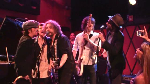 James Maddock & Willie Nile-The Weight (Tribute to Levon Helm) смотреть онлайн
