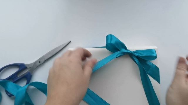 Показываю как красиво завязать бантик для упаковки подарка смотреть онлайн