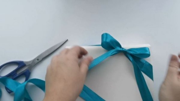 Показываю как красиво завязать бантик для упаковки подарка