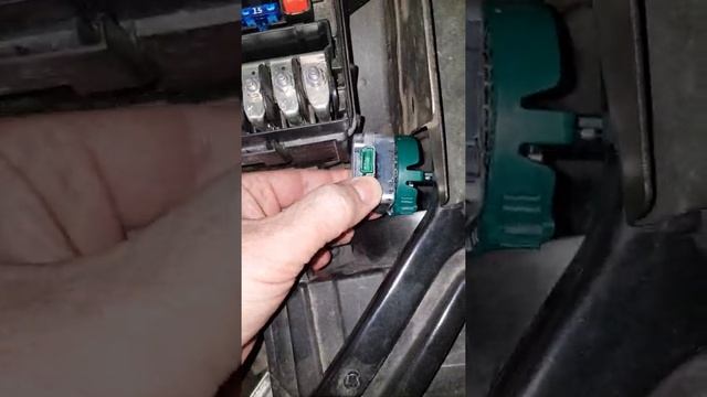 Снятие ксеноновой лампы D3S Osram Xenarc в фаре Skoda Superb 3